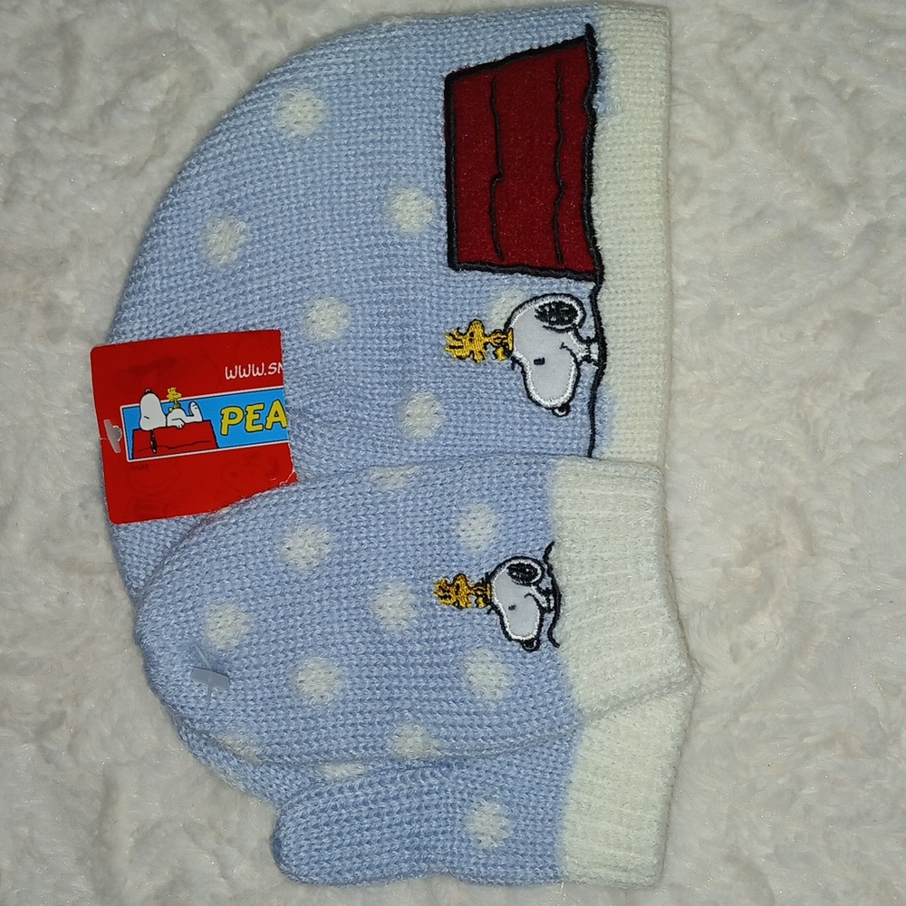 Peanut's Snoopy Beanie and Mitten Set